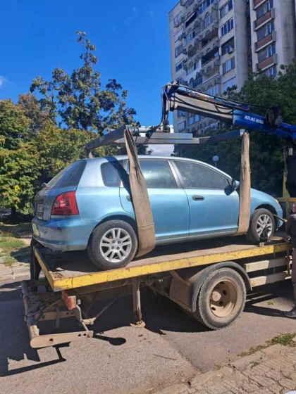 Продължава поетапното премахване на изоставени автомобили